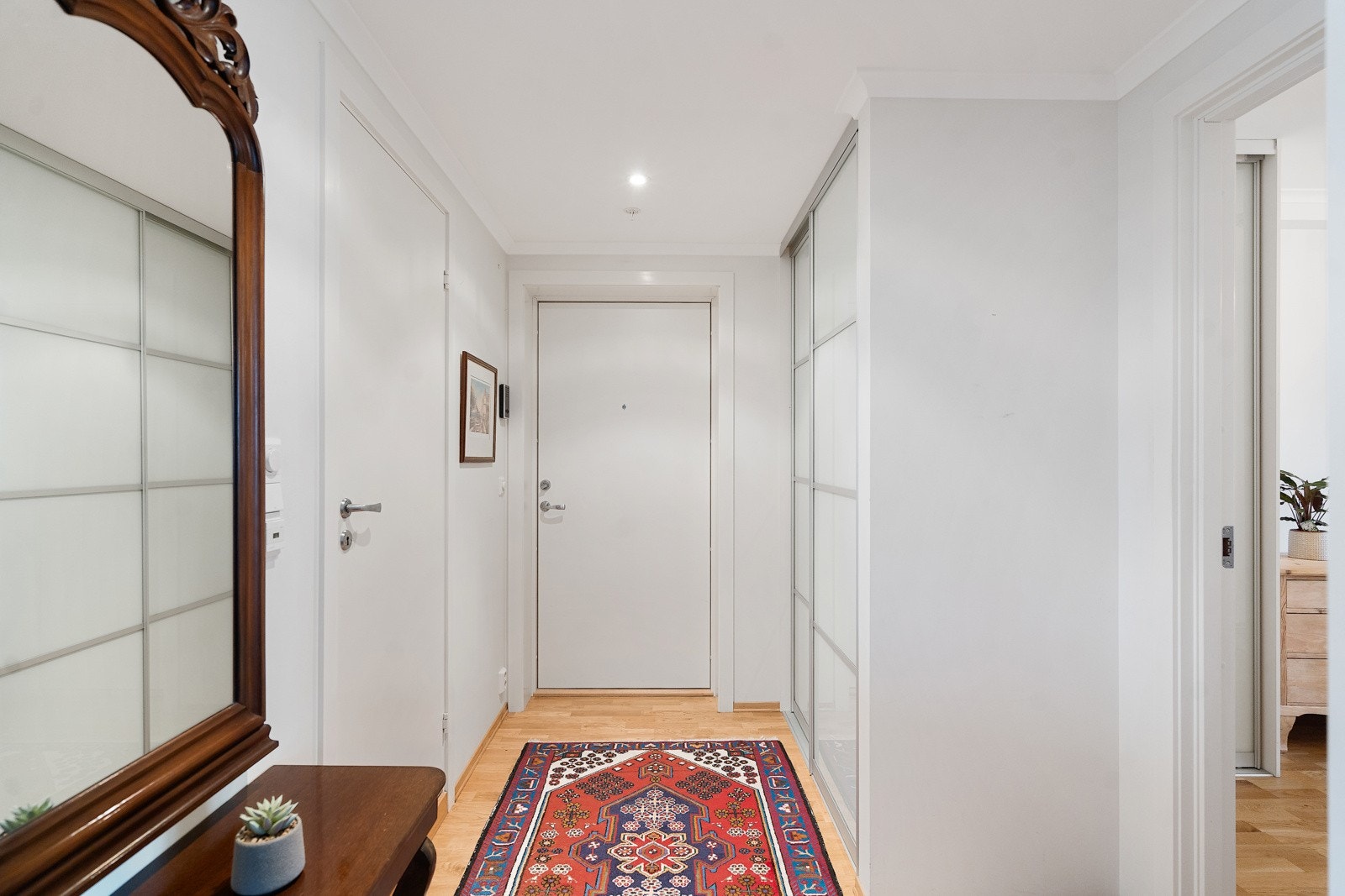 Romslig hall med skyvedørgarderobe Galleribilde