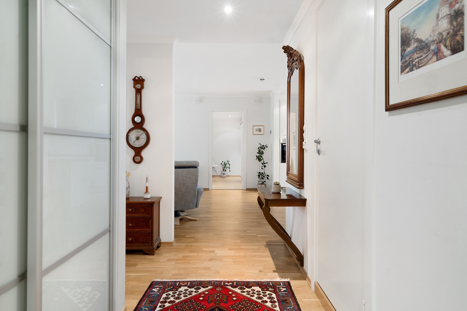 Romslig hall med skyvedørgarderobe Galleribilde