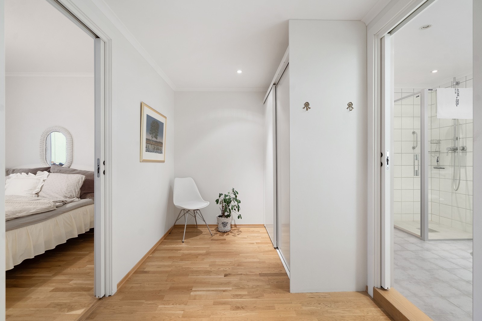 Garderoberom mellom hovedsoverom og badet Galleribilde