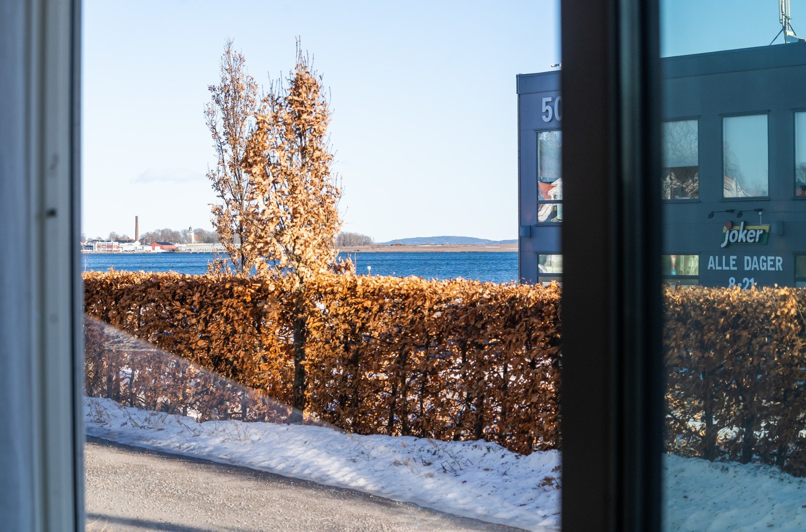 Dagligvare, cafe, treningssenter, bussholdeplass mm rett over gaten! Galleribilde