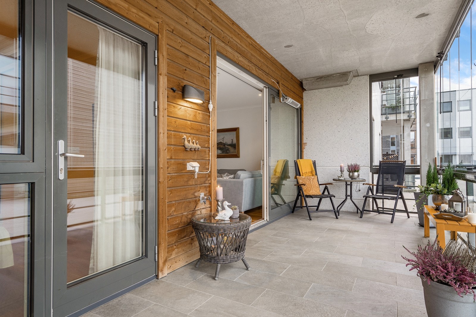 Lun, innglasset terrasse - fungerer store deler av året som en stue nr 2 Galleribilde
