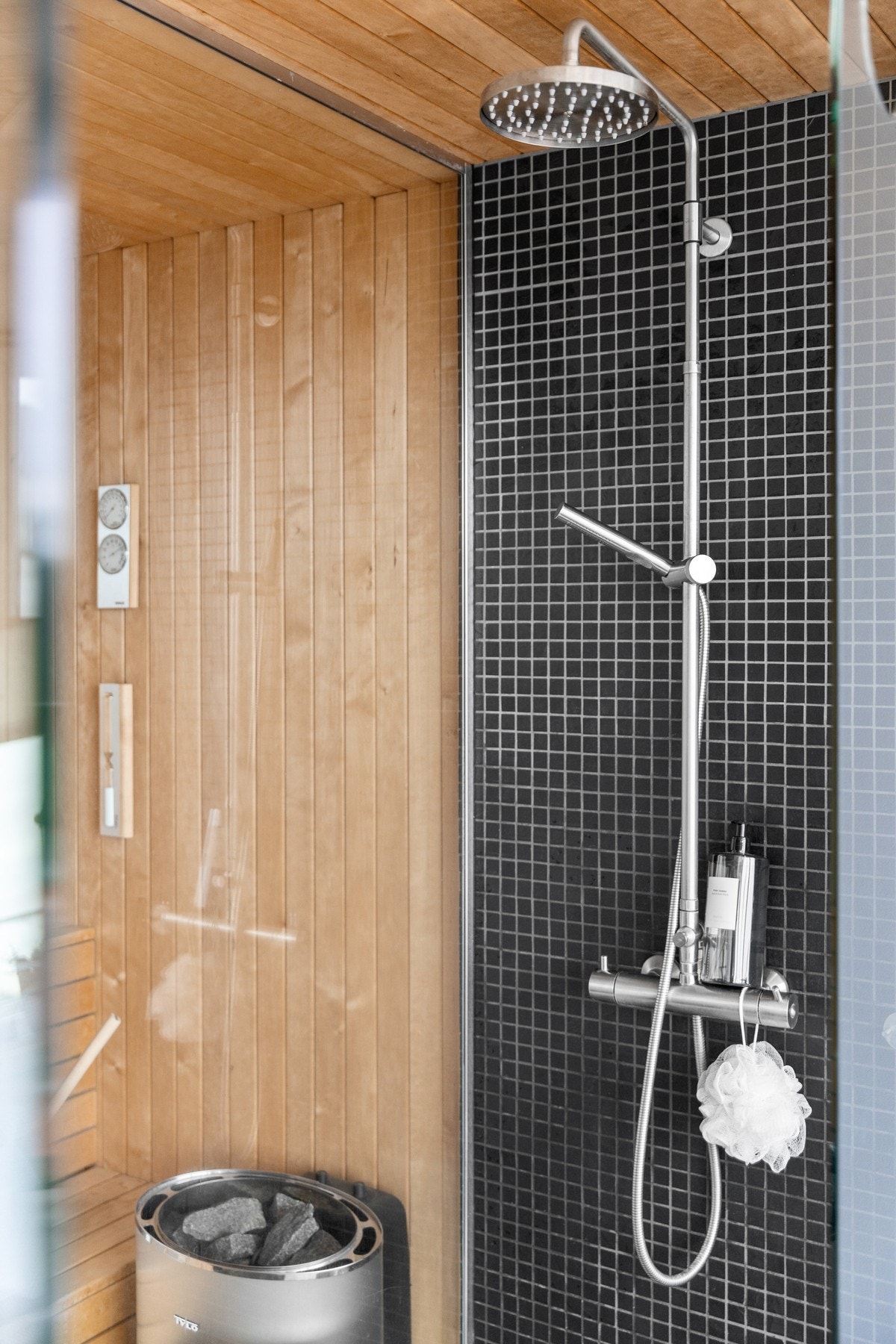 Badet har en romslig dusjnisje med regnfallsdusj. Galleribilde