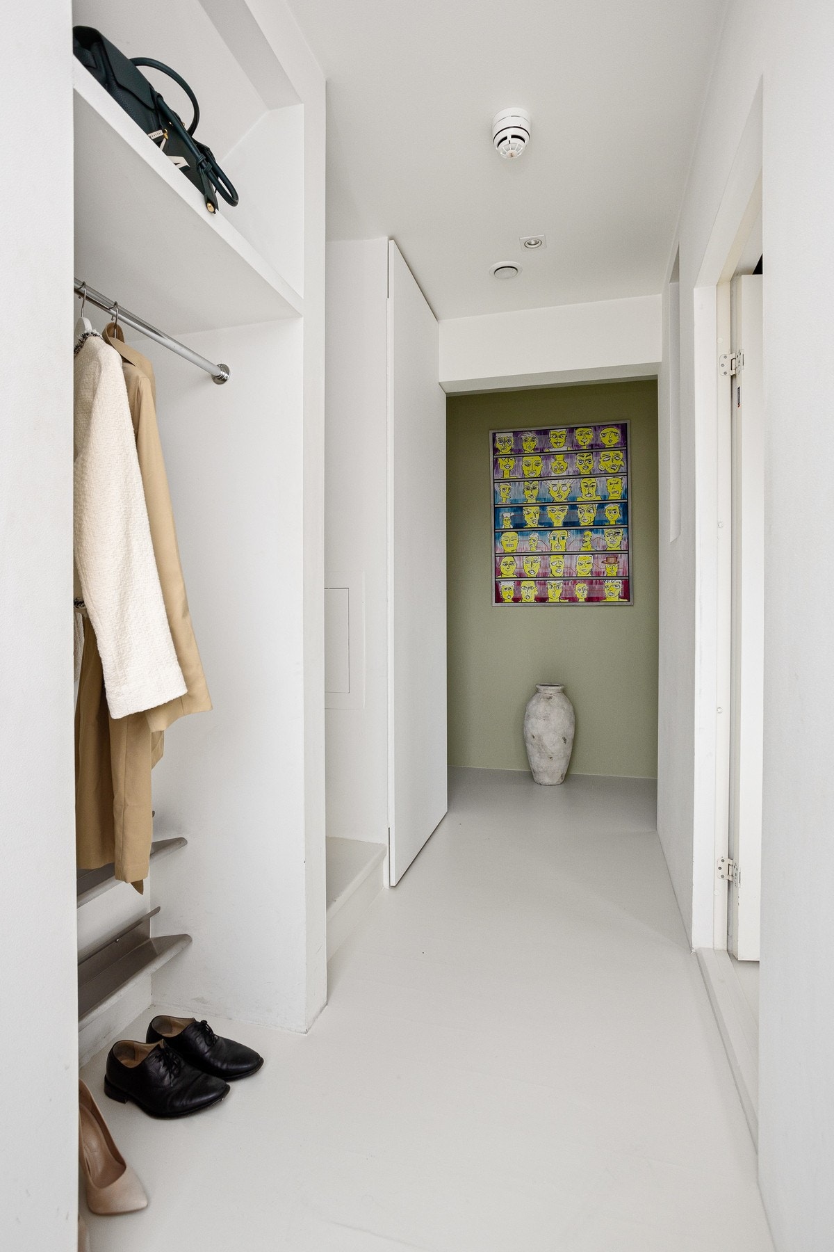 Lys og praktisk gang med plass til diverse sko og annet yttertøy. Galleribilde