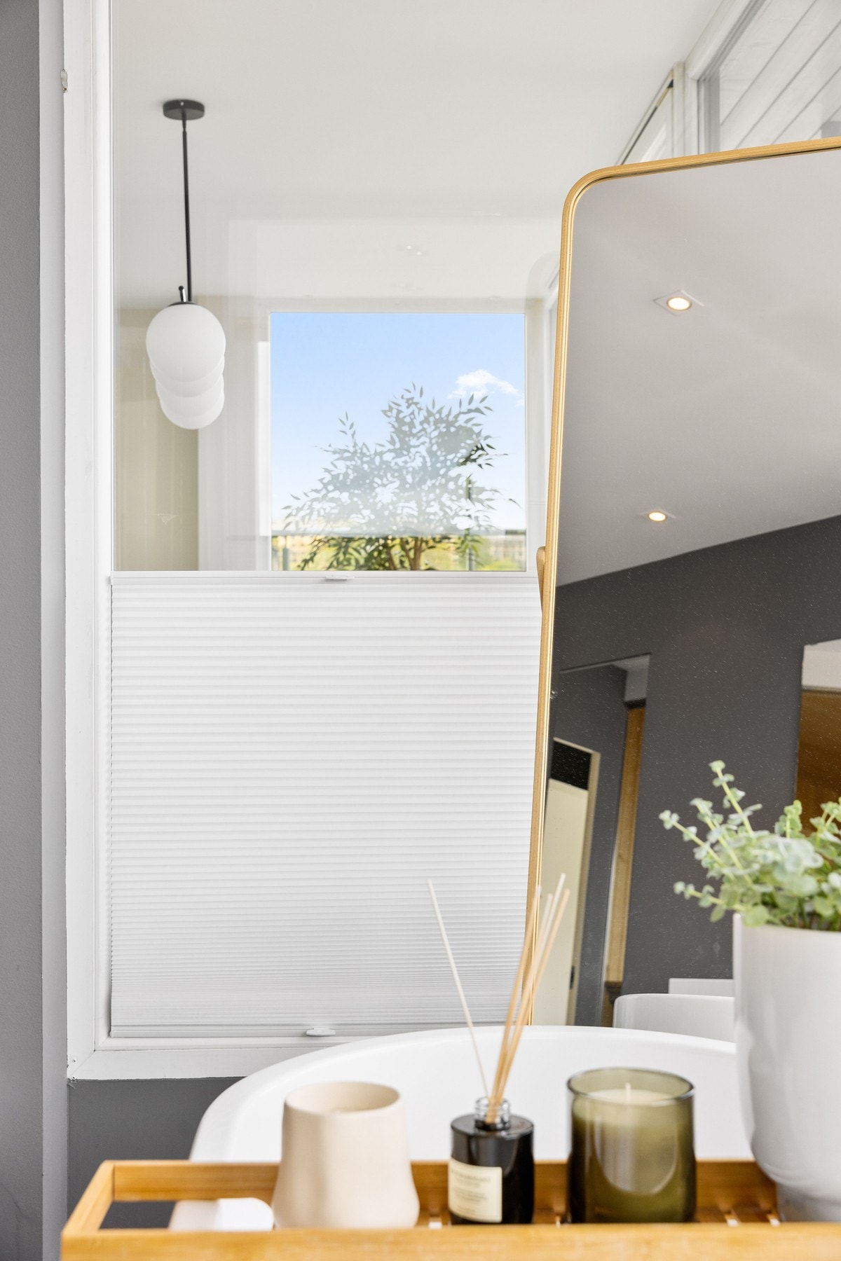Badet har lys-/solskjerming på alle vinduene på badet. Galleribilde