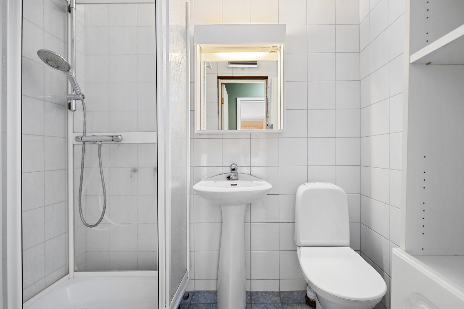 Flislagt bad med dusjkabinett, servant og wc. Galleribilde