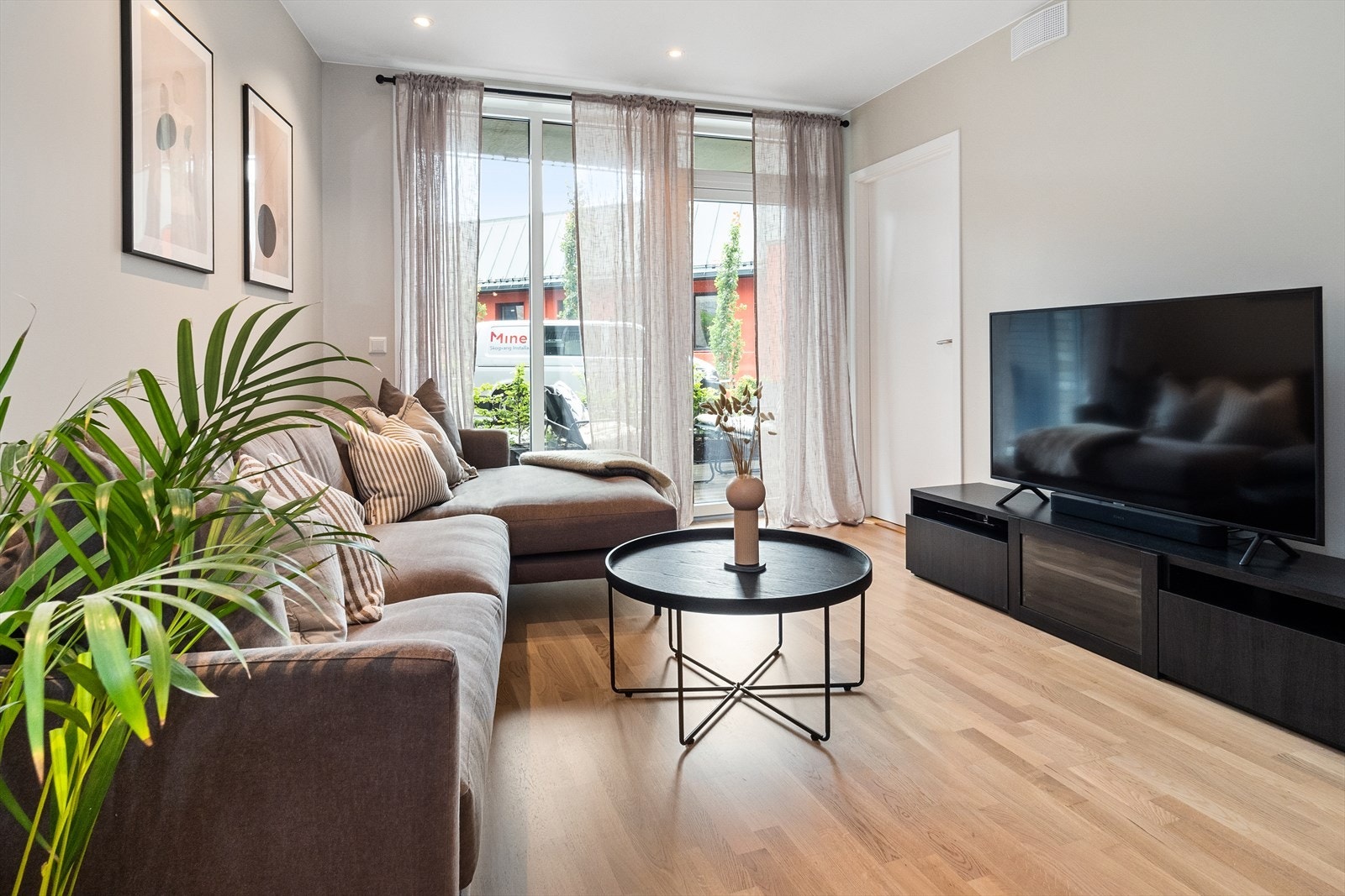 Stuen har utgang til overbygget terrasse. Galleribilde