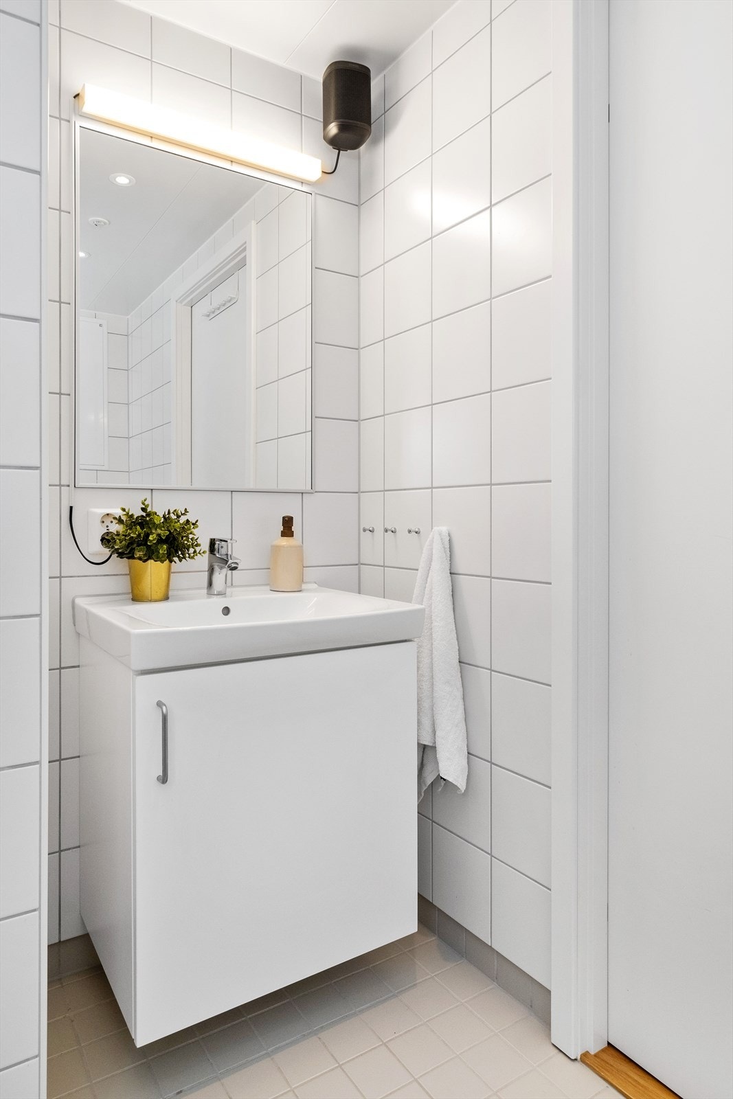 Servant i skapinnredning med speil og belysning Galleribilde