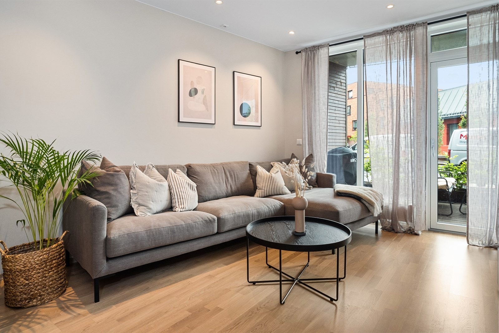 Lys og koselig stue med store vinduer fra gulv til tak ut mot uteplassen. Galleribilde