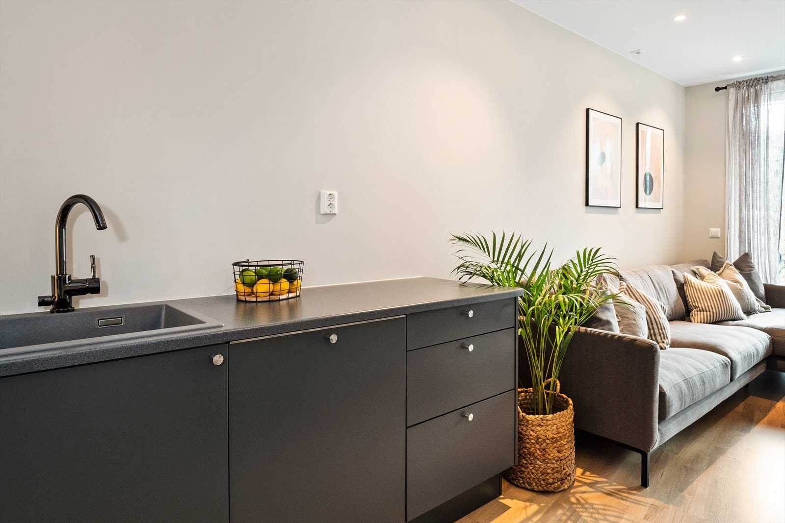 Det er integrerte hvitevarer på kjøkkenet Galleribilde