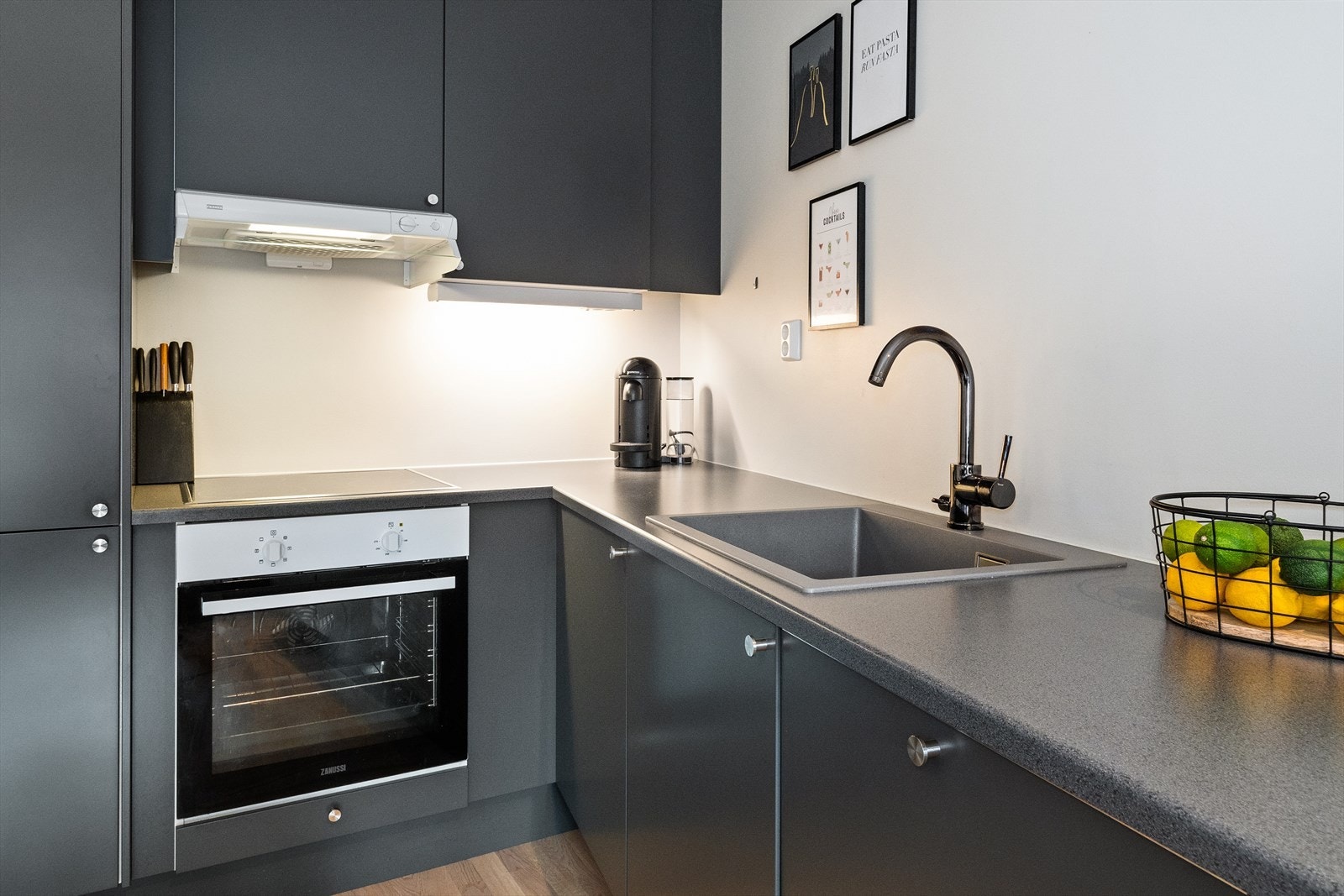 Lekkert kjøkken fra Sigdal med tøff, sort blandebatteri/kran Galleribilde