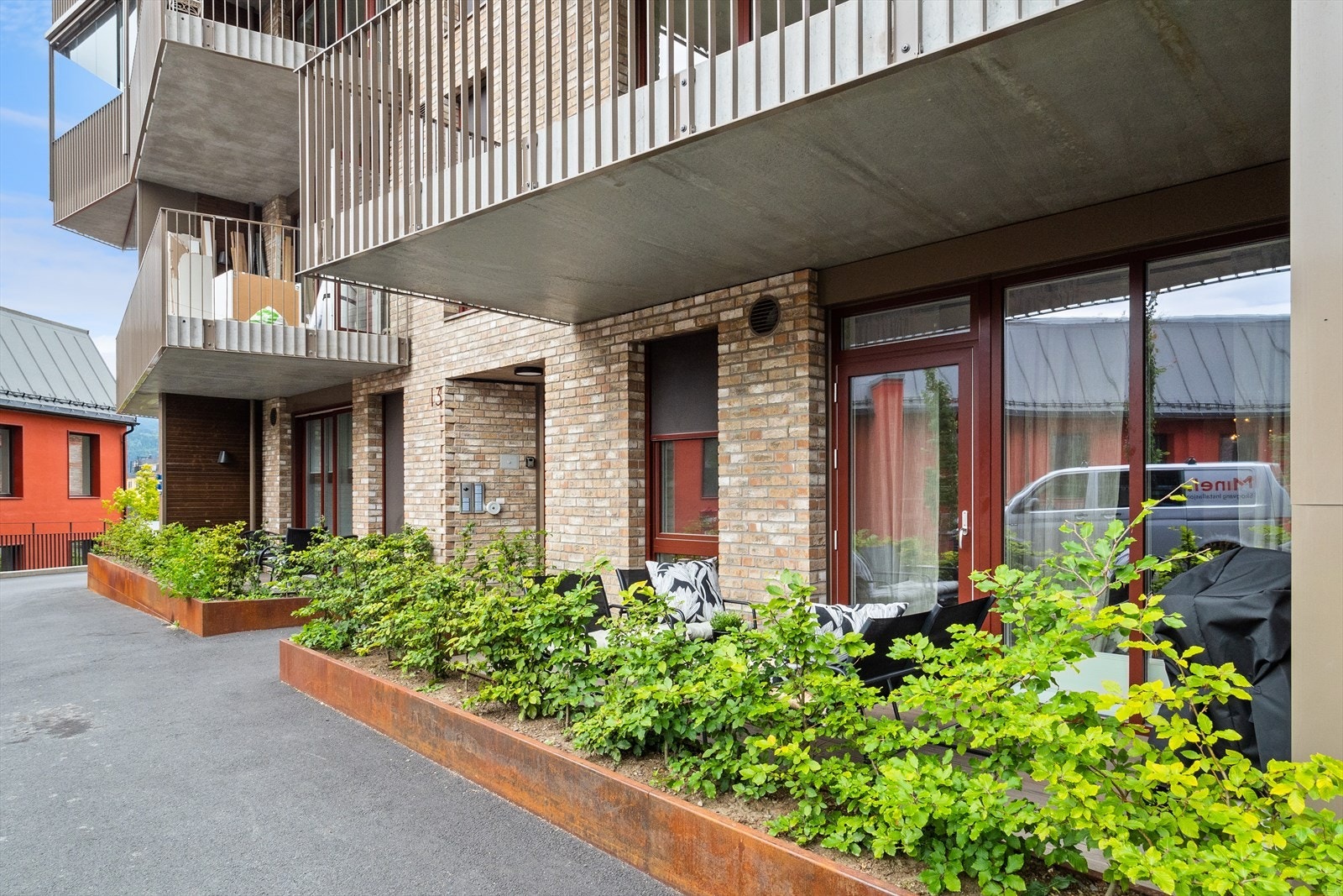 Det er plantet hekk som skjermer mot fellesområdet. Galleribilde