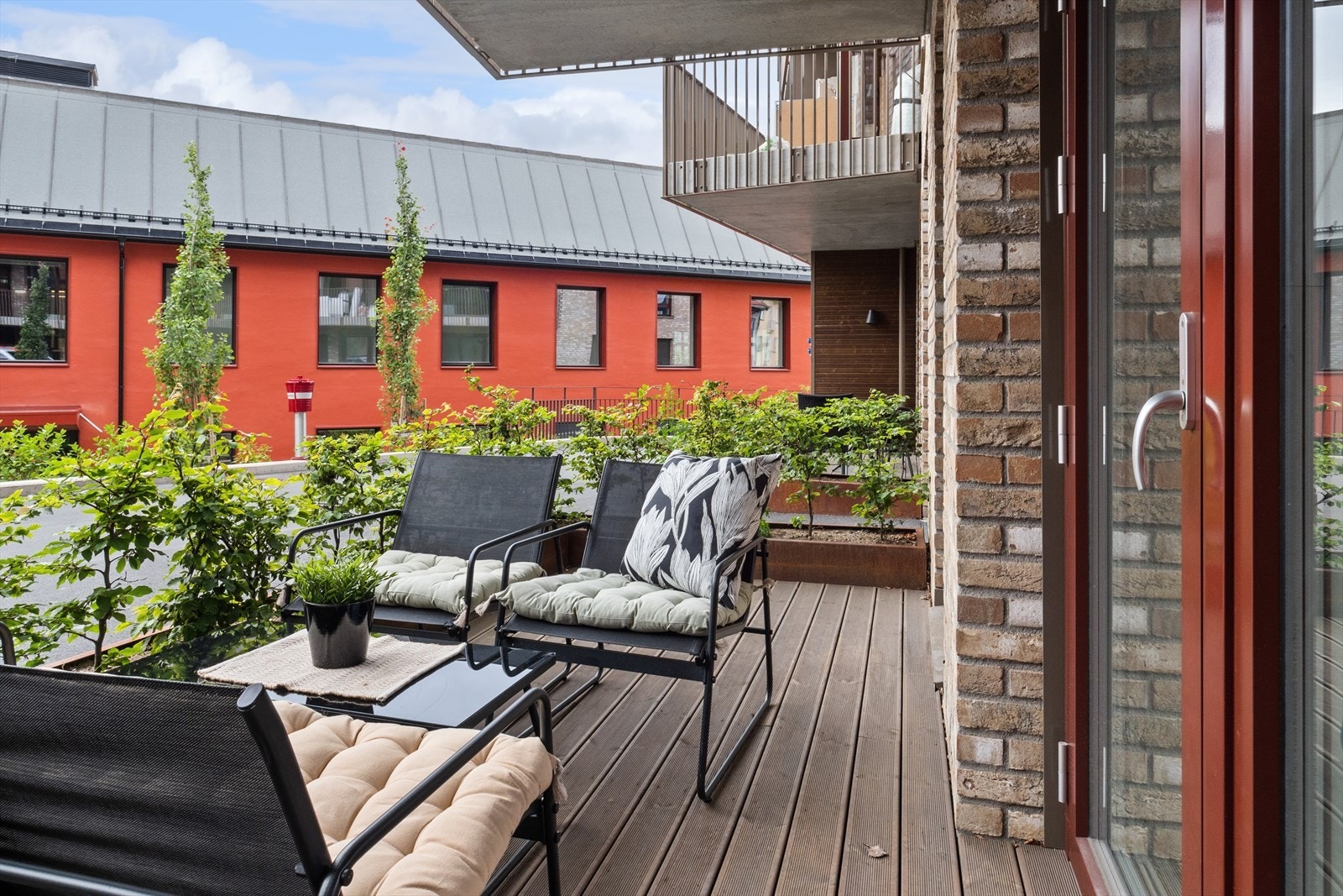 Solrik markterrasse på ca. 10 m2. Galleribilde