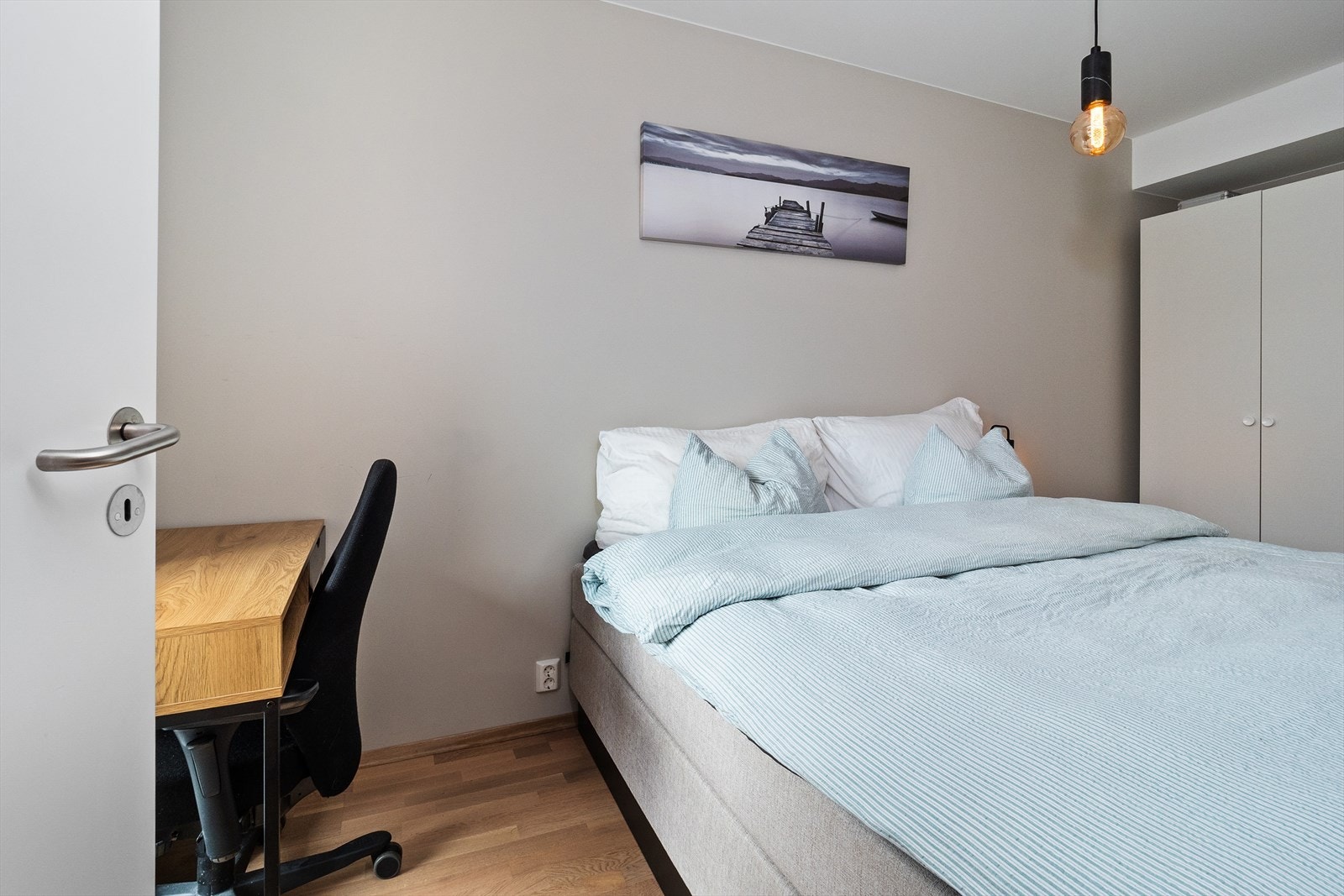 Soverommet har skyvedørsgarderobe og plass til skrivebord. Galleribilde