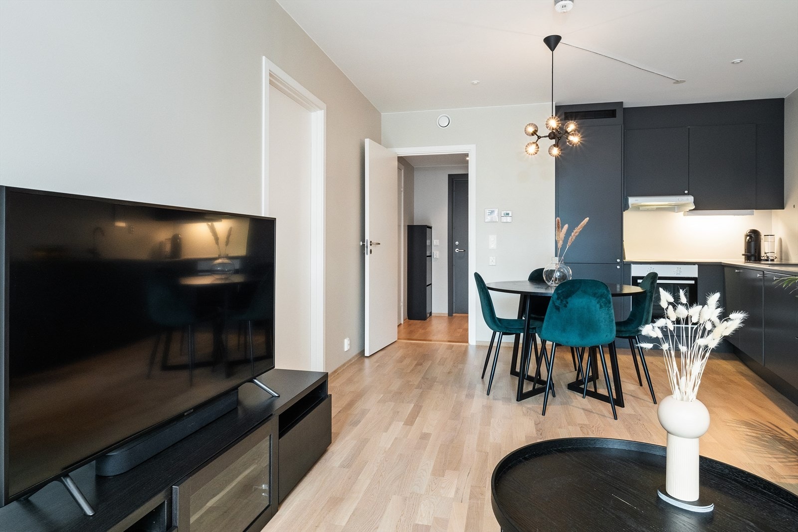 På gulvet er det fin eikeparkett Galleribilde