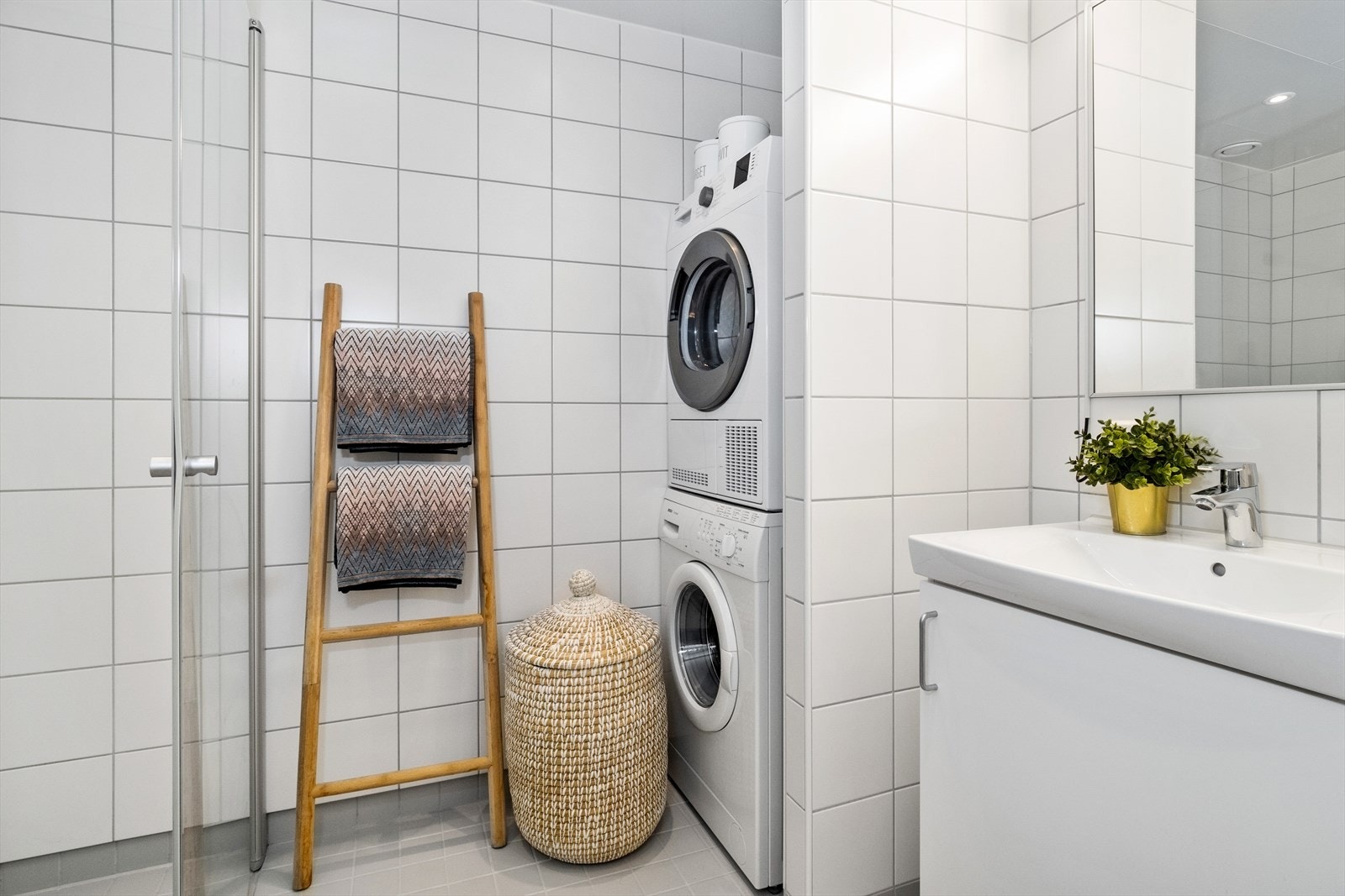 På badet er det avsatt plass i nisje til vaskemaskin og tørketrommel. Galleribilde