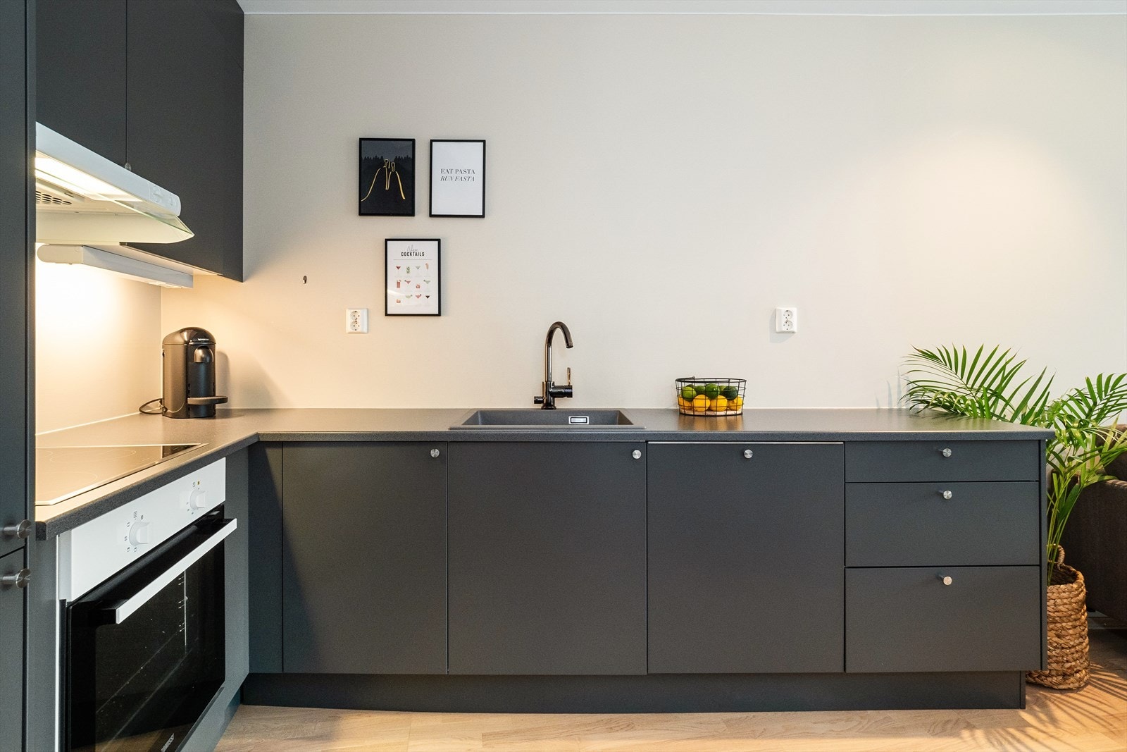 Stramt og lekkert kjøkken i mørk grå utførelse. Galleribilde