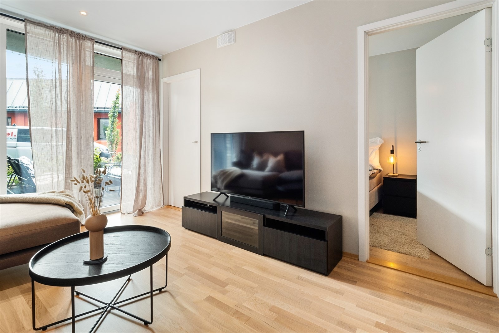 Det er 2 dører inn til soverommet Galleribilde