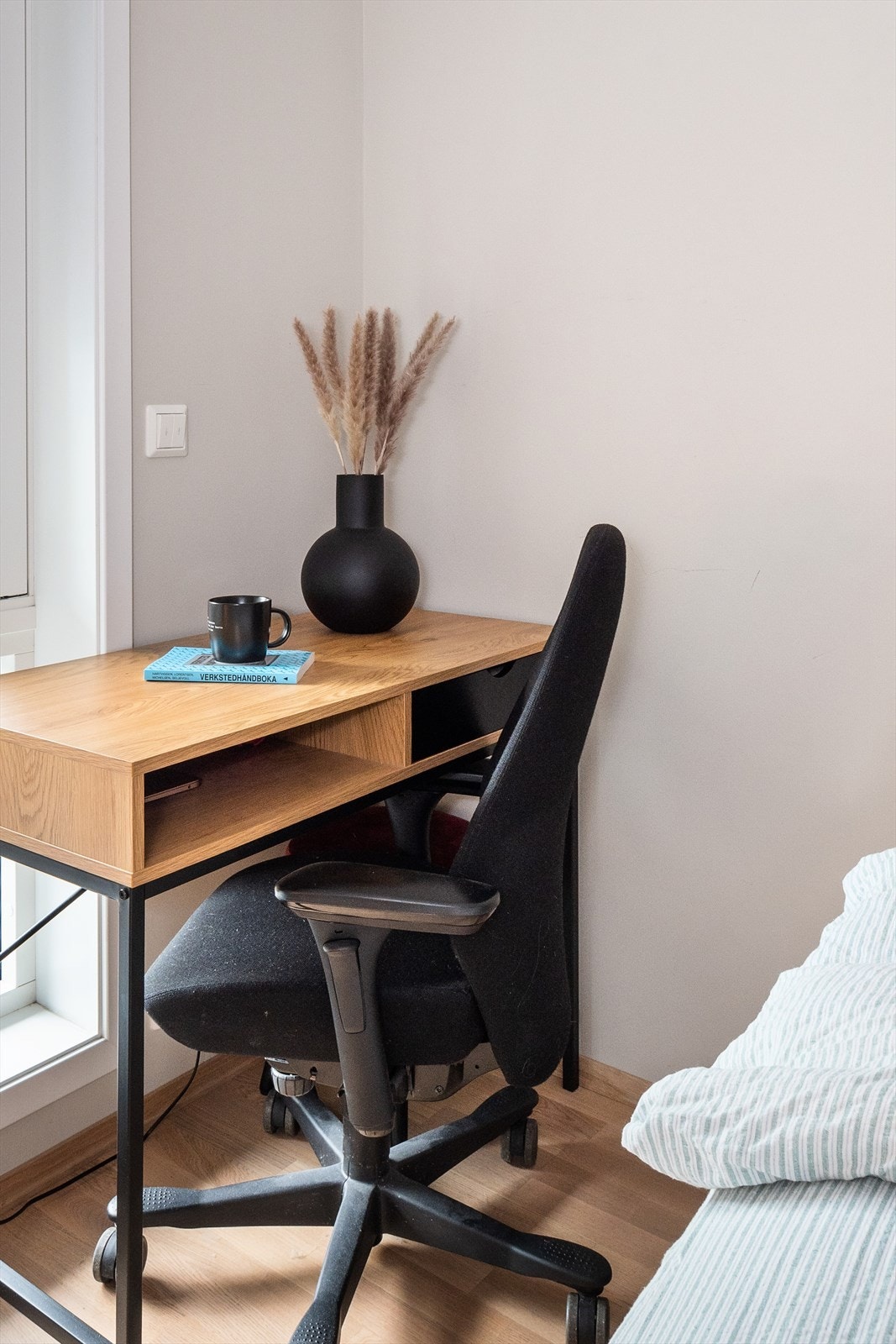 Det er plass til f. eks. et lite skrivebord foran vinduet på soverommet. Galleribilde