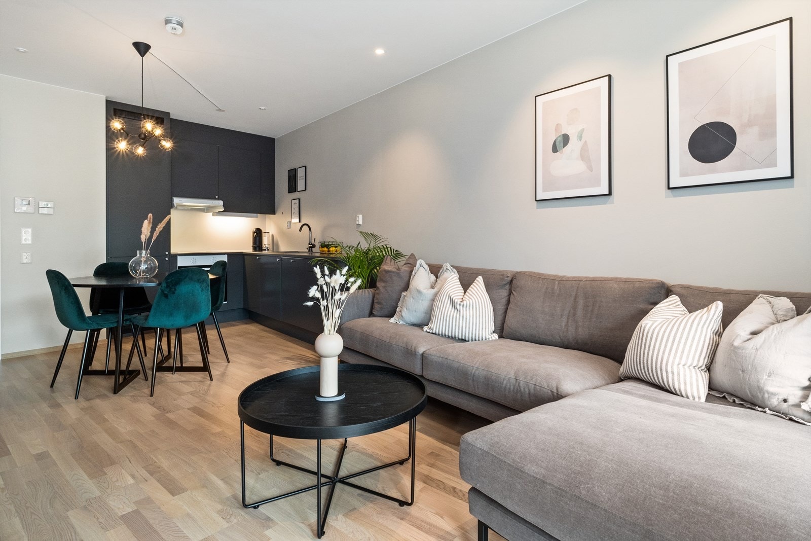 Kjøkken og stue i åpen løsning. Galleribilde