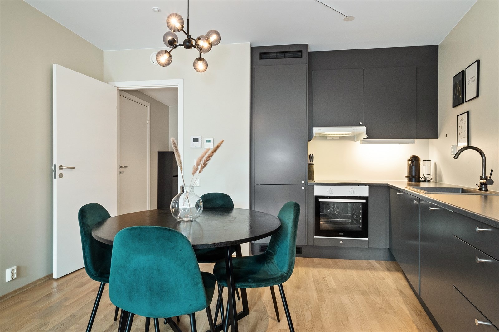 Spiseplass ved kjøkkenet. Galleribilde