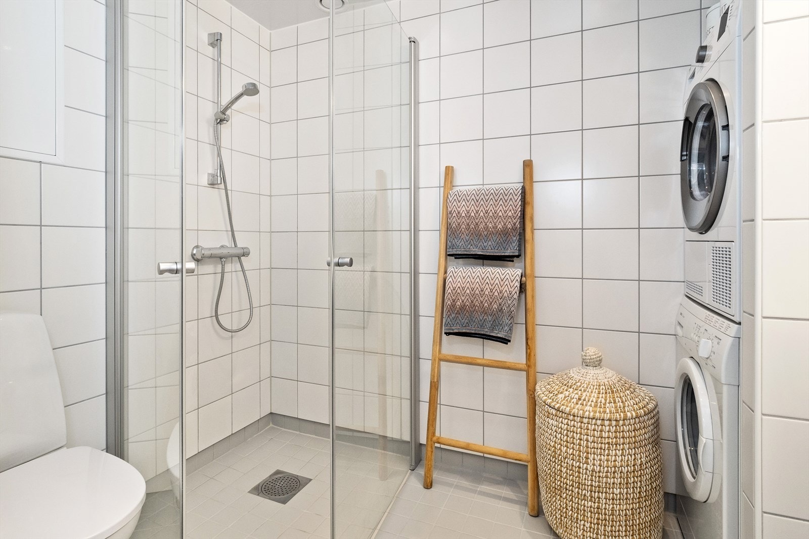 Flislagt baderom med gulvvarme og stort dusjhjørne Galleribilde