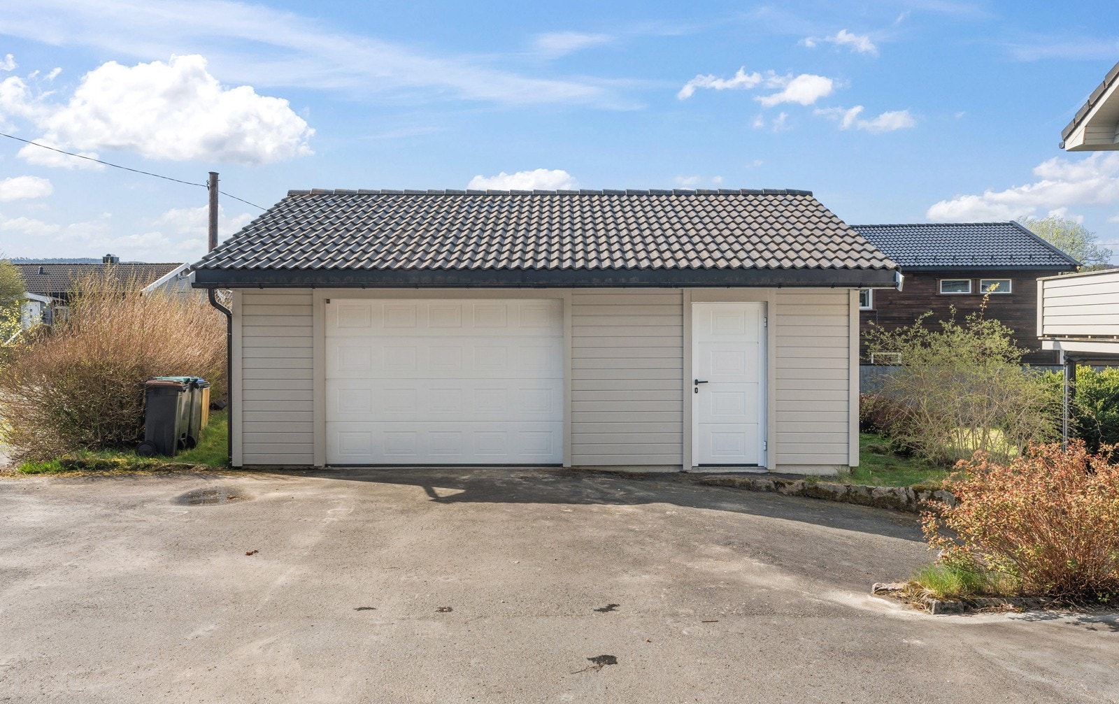 Stor garasje med elektrisk garasjeport og god plass til lagring. Galleribilde