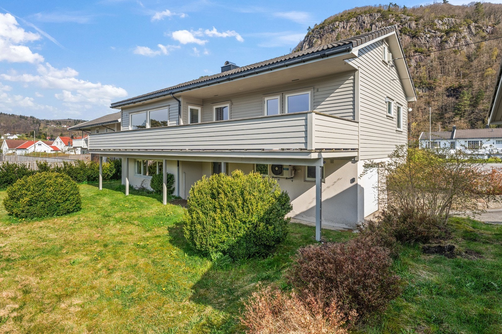 Egen inngang til utleiedel under terrassen. Galleribilde