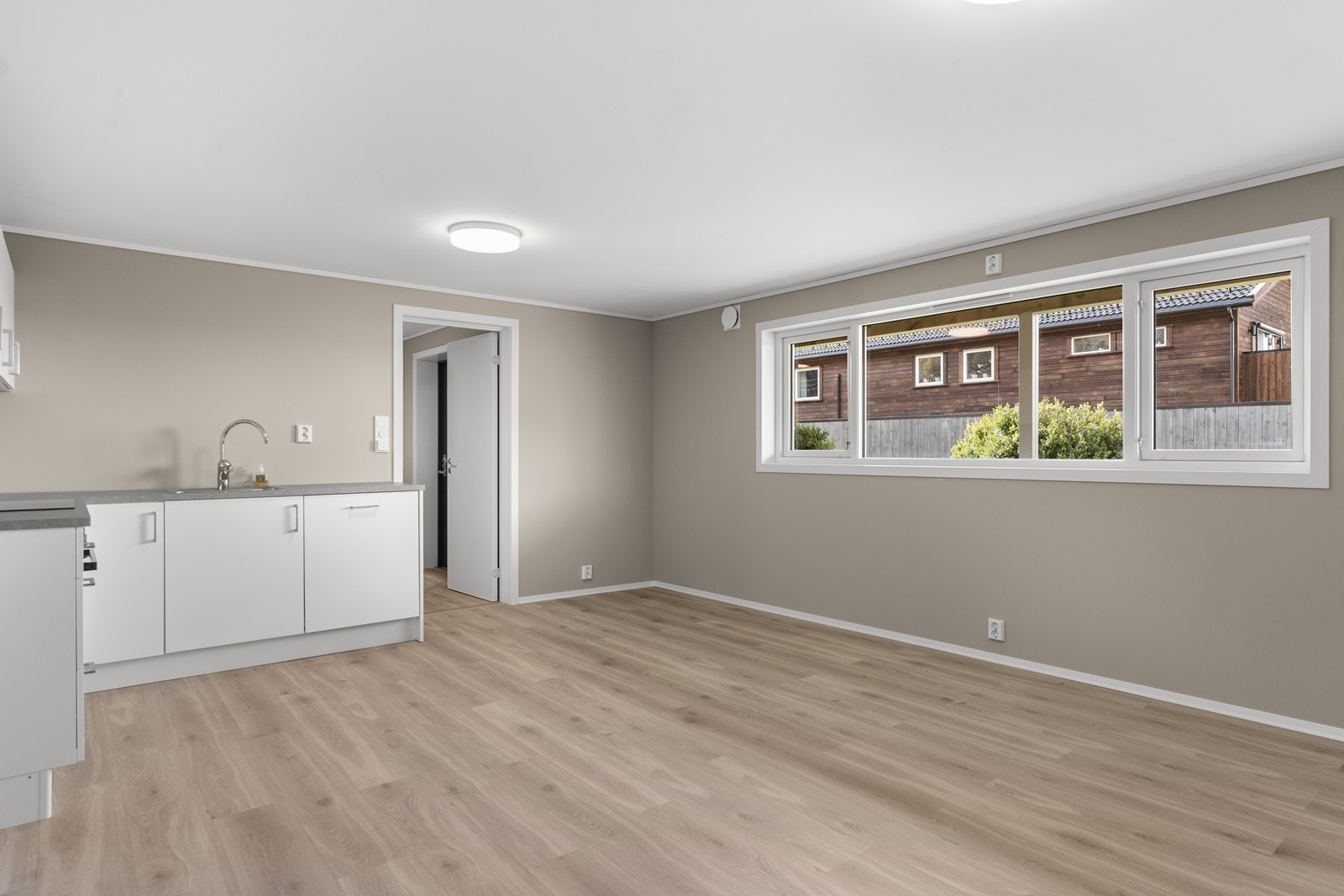 Store vindusflater som slipper inn godt med dagslys også i utleiedelen. Galleribilde