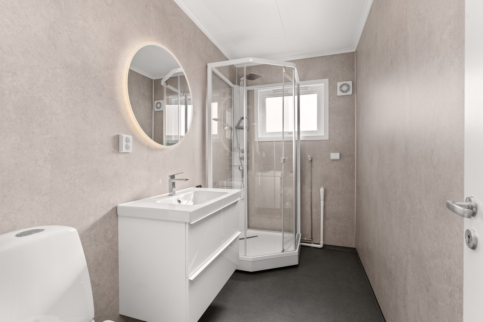 Bad/vaskerom i hovedetasjen med servant, wc og dusjkabinett, samt opplegg til vaskemaskin. Galleribilde