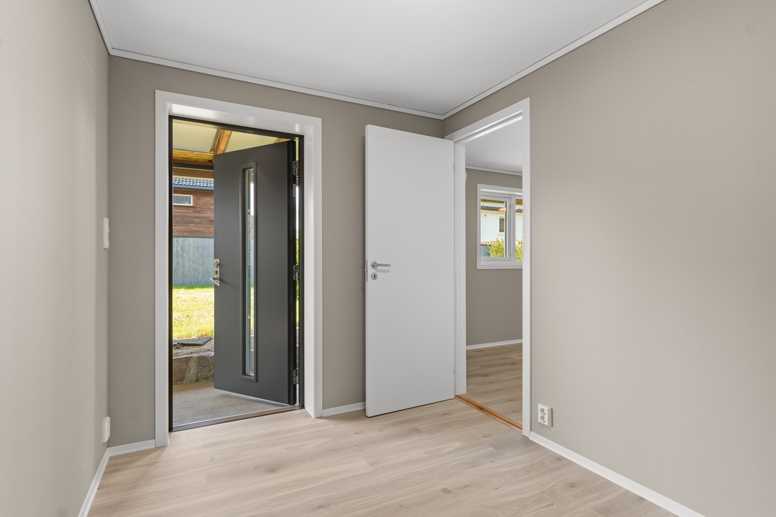 Egen inngang/gang til utleiedelen i underetasjen. Galleribilde