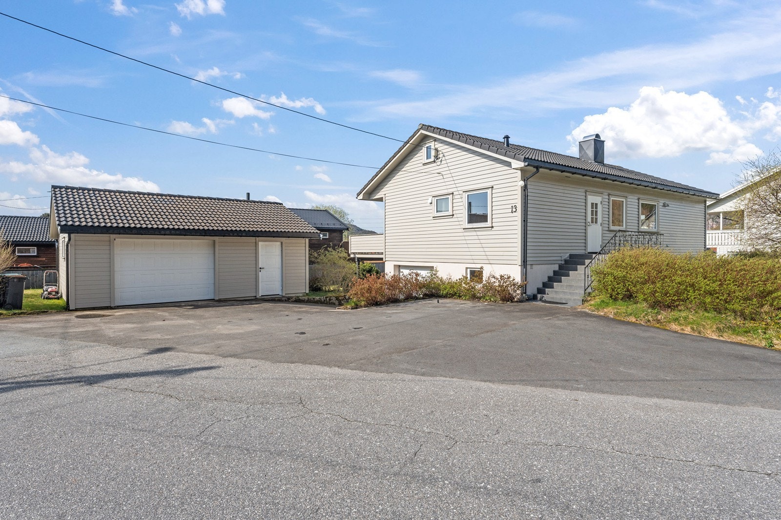 Medfølger frittstående garasje, samt garasje i eneboligen Galleribilde