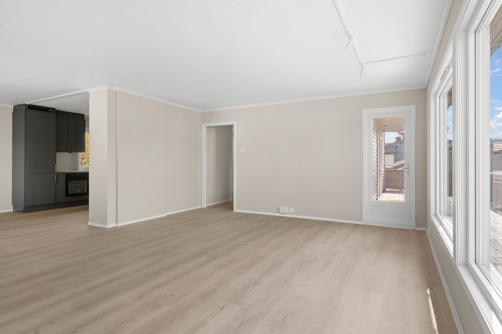 Slette gipsvegger gir et moderne preg på boligen. Galleribilde