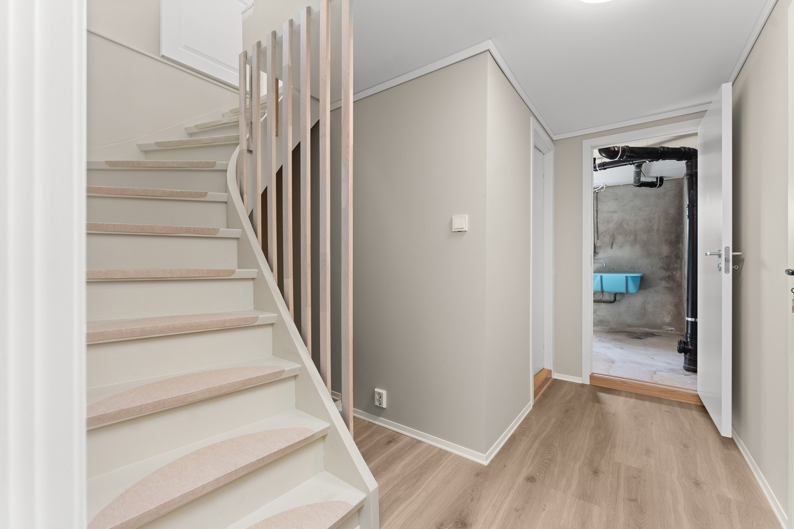 Gang m/hall i underetasjen Galleribilde