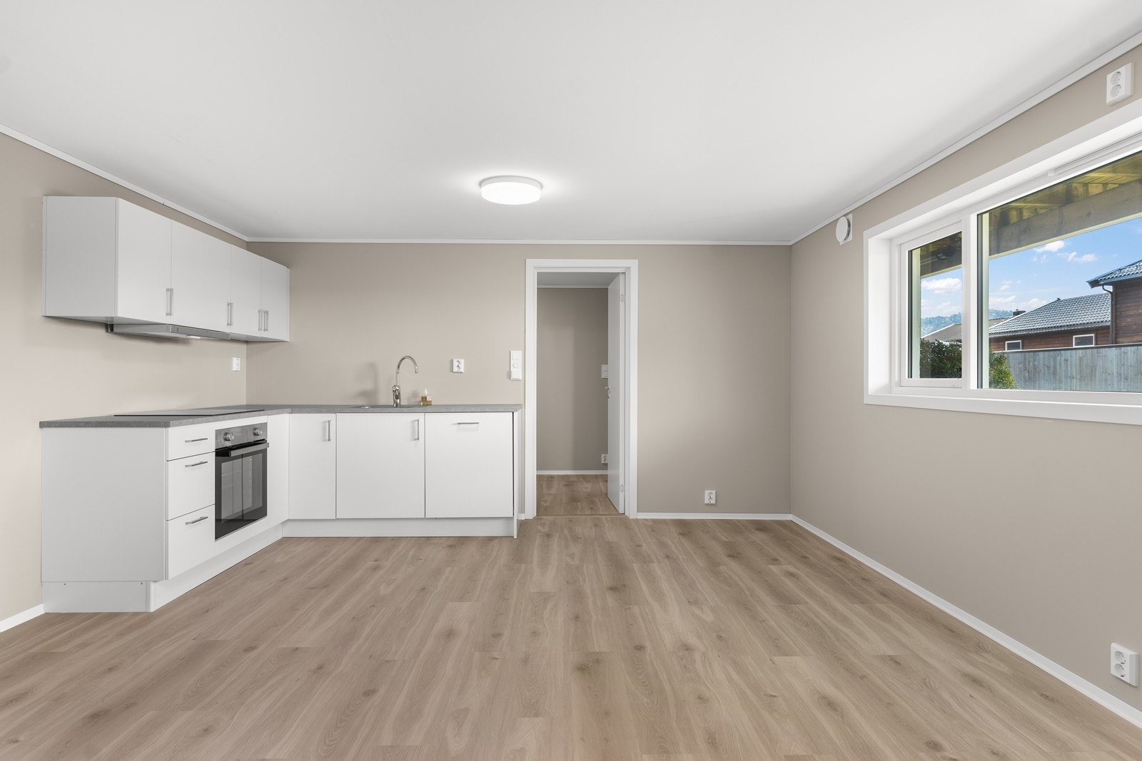 Kjøkkeninnredning med integrert komfyr, koketopp og oppvaskmaskin. Galleribilde