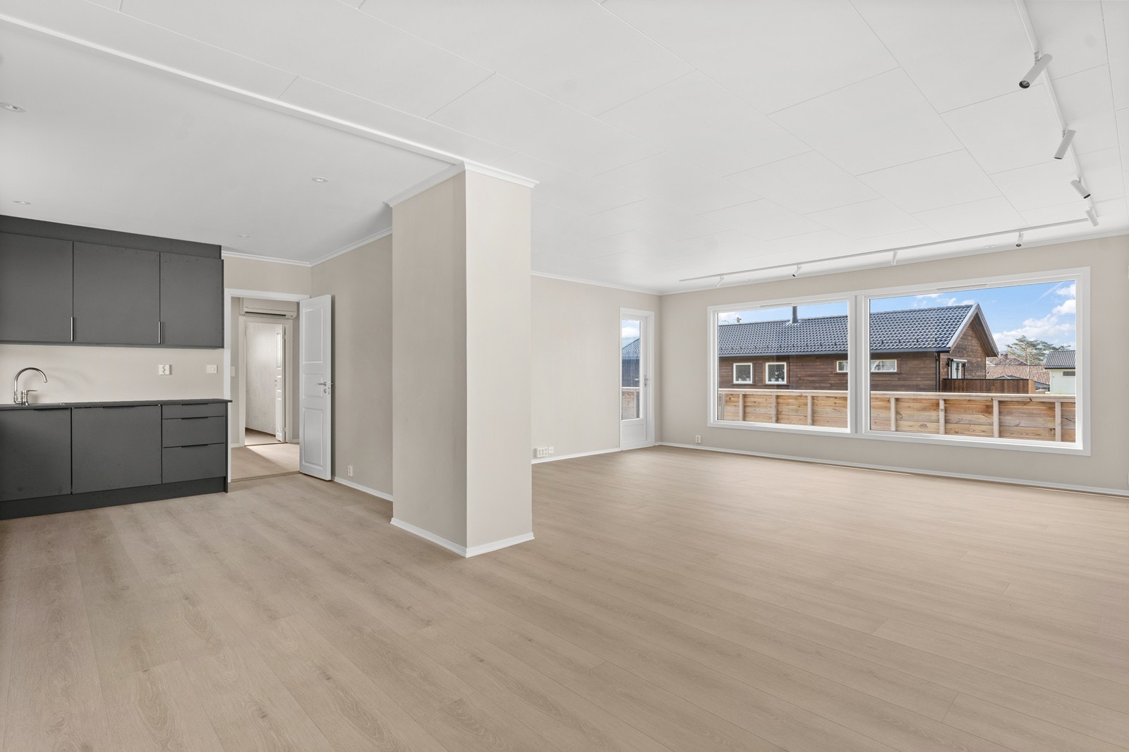 Åpen planløsning mellom kjøkken og stue. Galleribilde