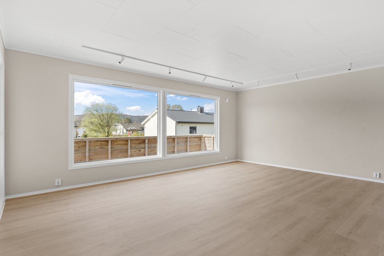 Store vindusflater som slipper inn mye naturlig lys i stuen. Galleribilde