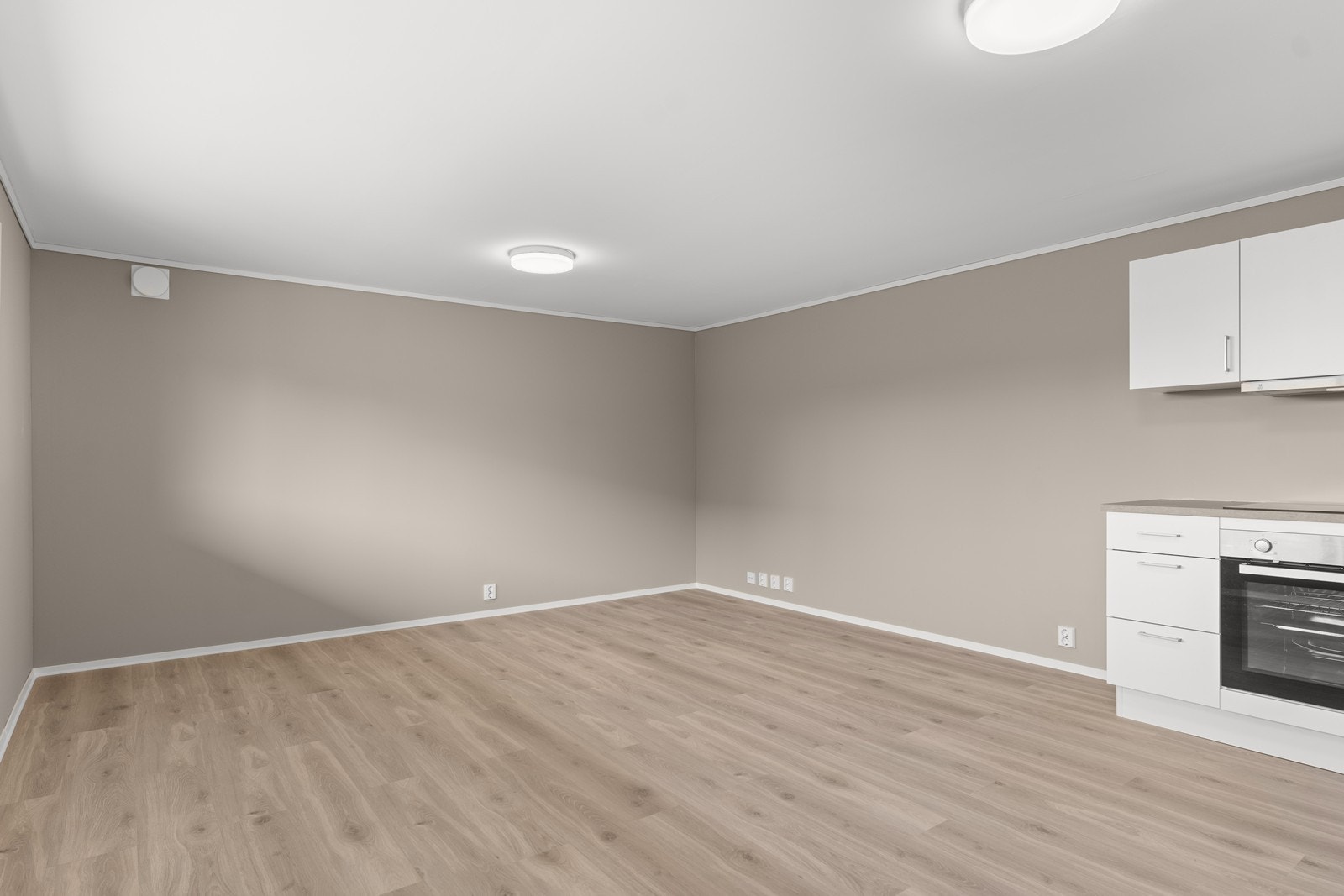 Åpen planløsning mellom stue og kjøkken. Galleribilde