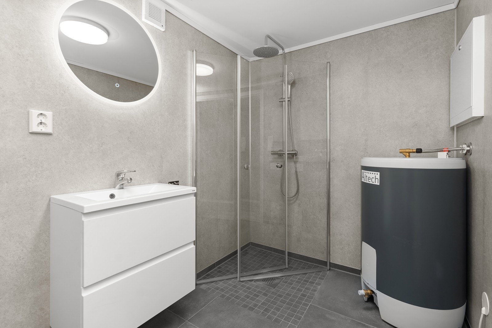 Bad/vaskerom til utleiedel. Servant, wc og dusjhjørne. Her er opplegg til vaskemaskin og varmtvannstank. Galleribilde