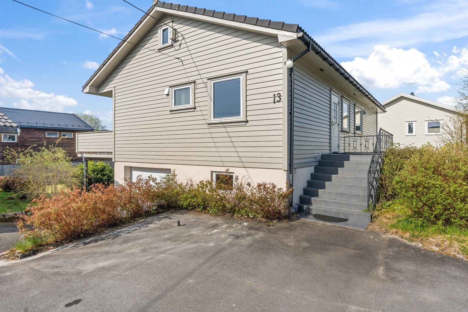 Asfaltert tun med biloppstillingsplass. Galleribilde