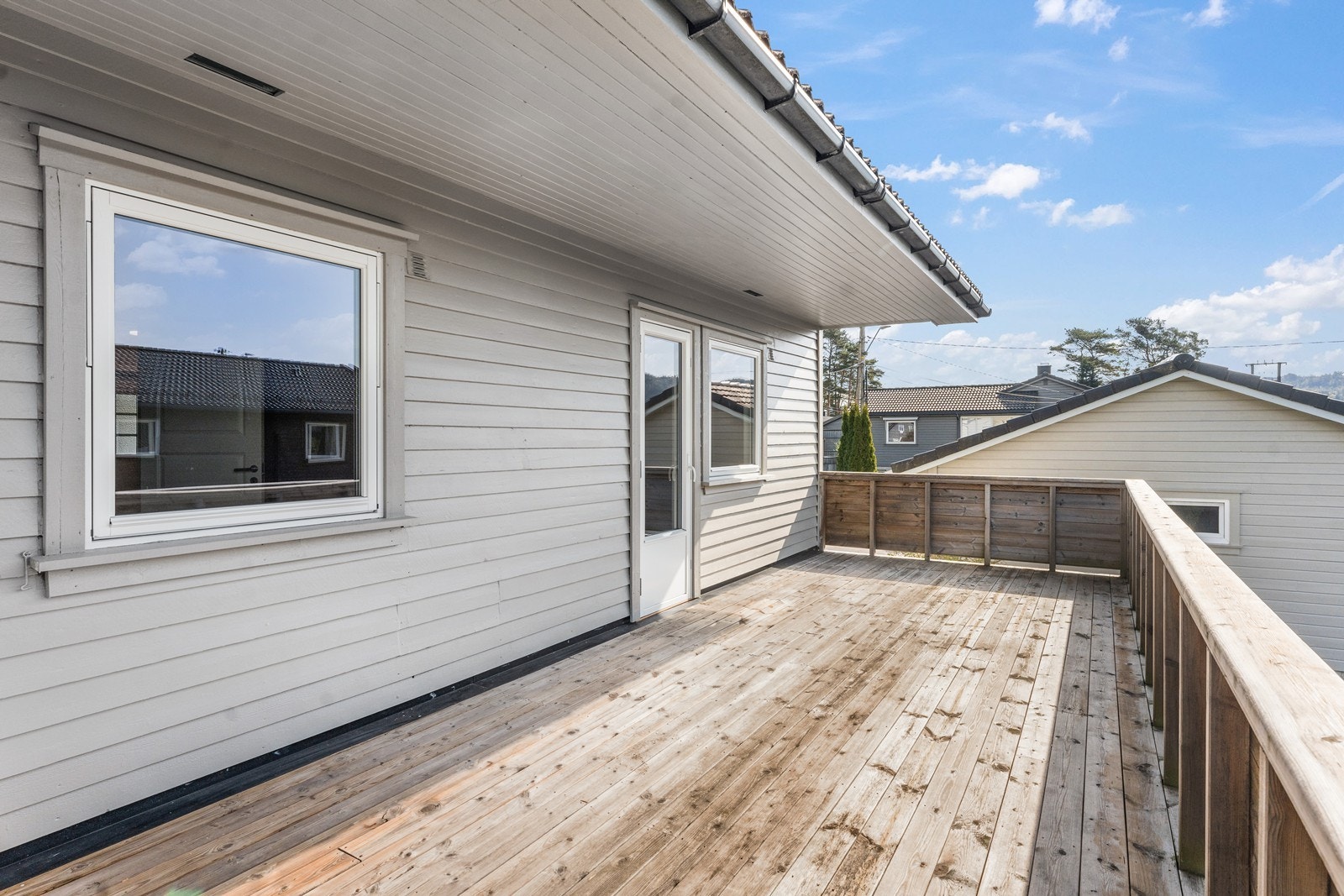 Stor terrasse med utgang fra hovedetasjen. Galleribilde