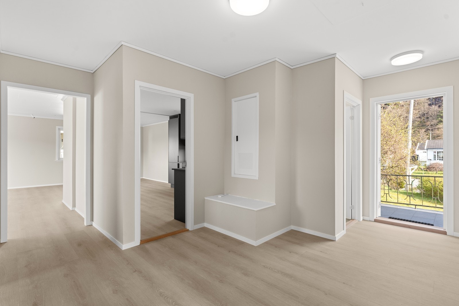 Inngangsparti/gang med gjennomgang ned til underetasjen. Galleribilde