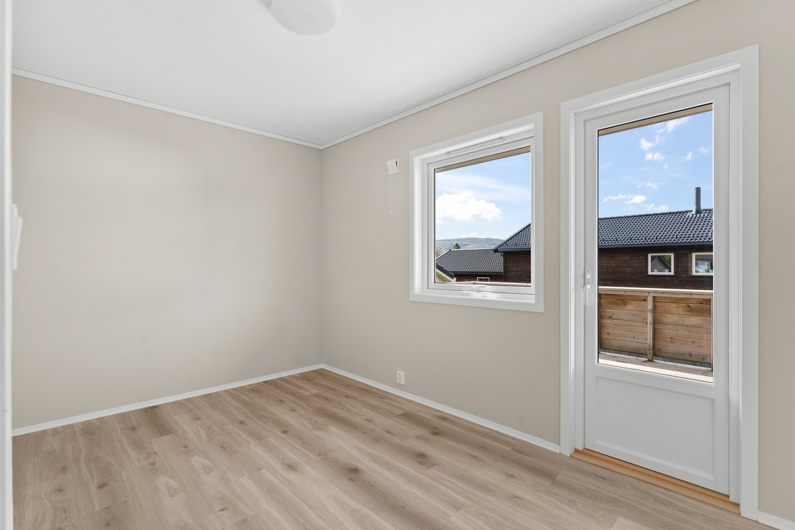 Sov. 2. Hovedsoverom med egen utgang til terrasse. Galleribilde