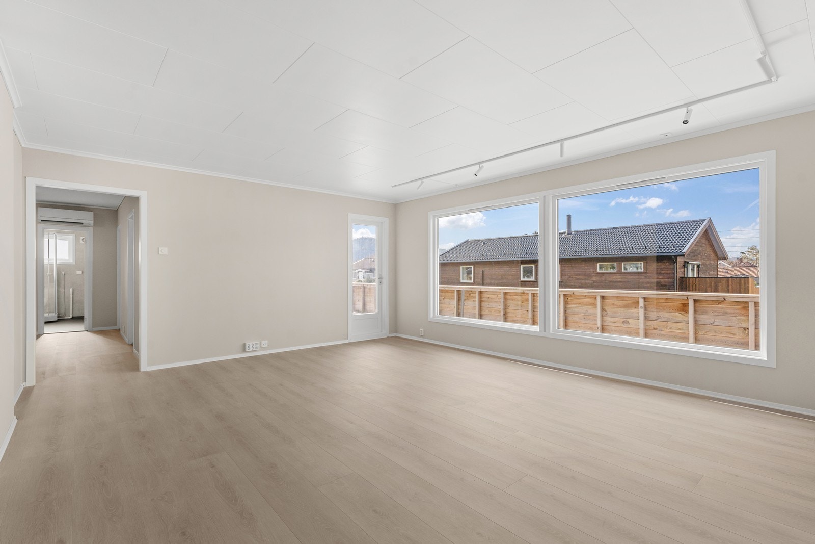 Utgang til terrasse via stuedel. Galleribilde