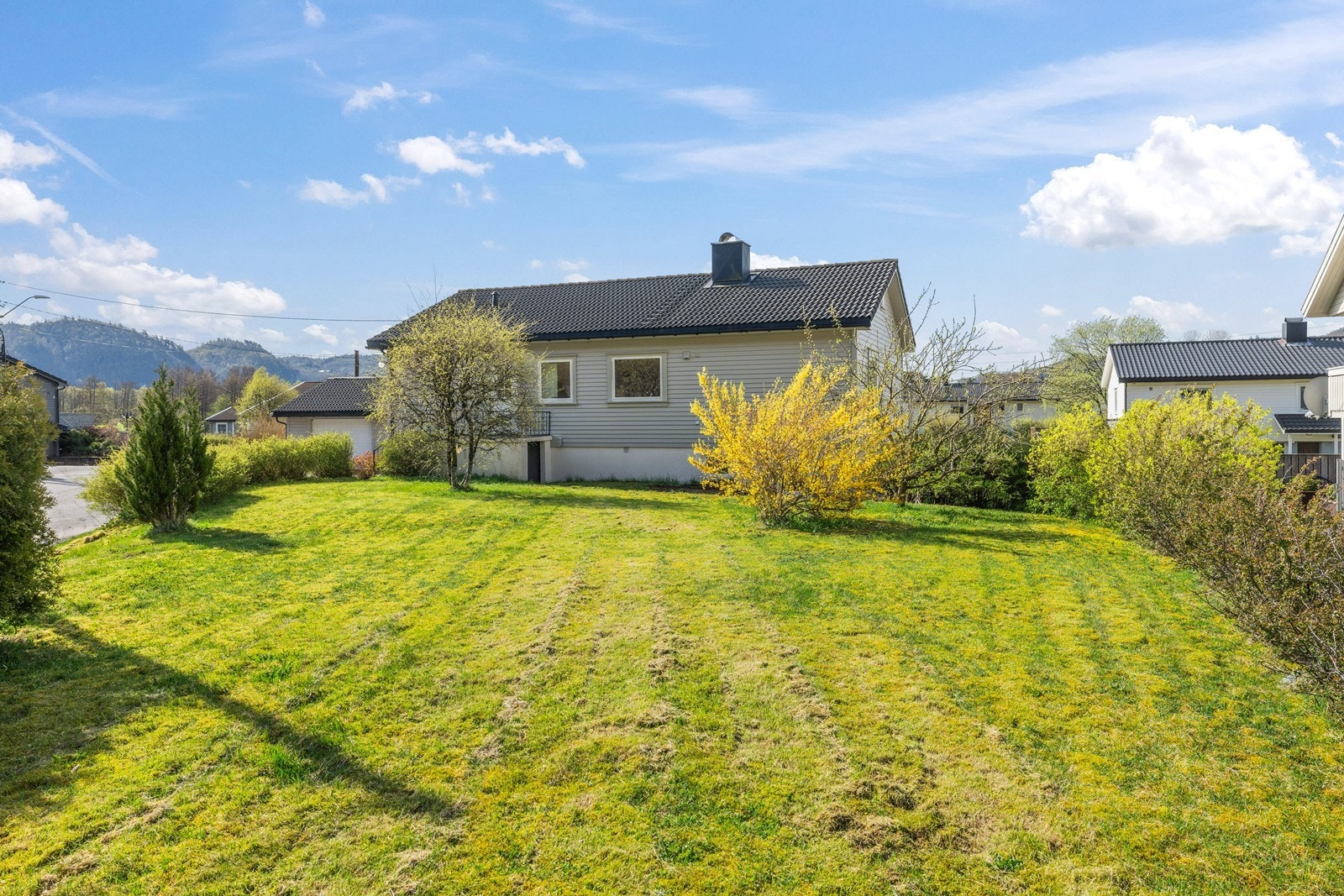 Stor hage/gressplen ved innkjørsel Galleribilde