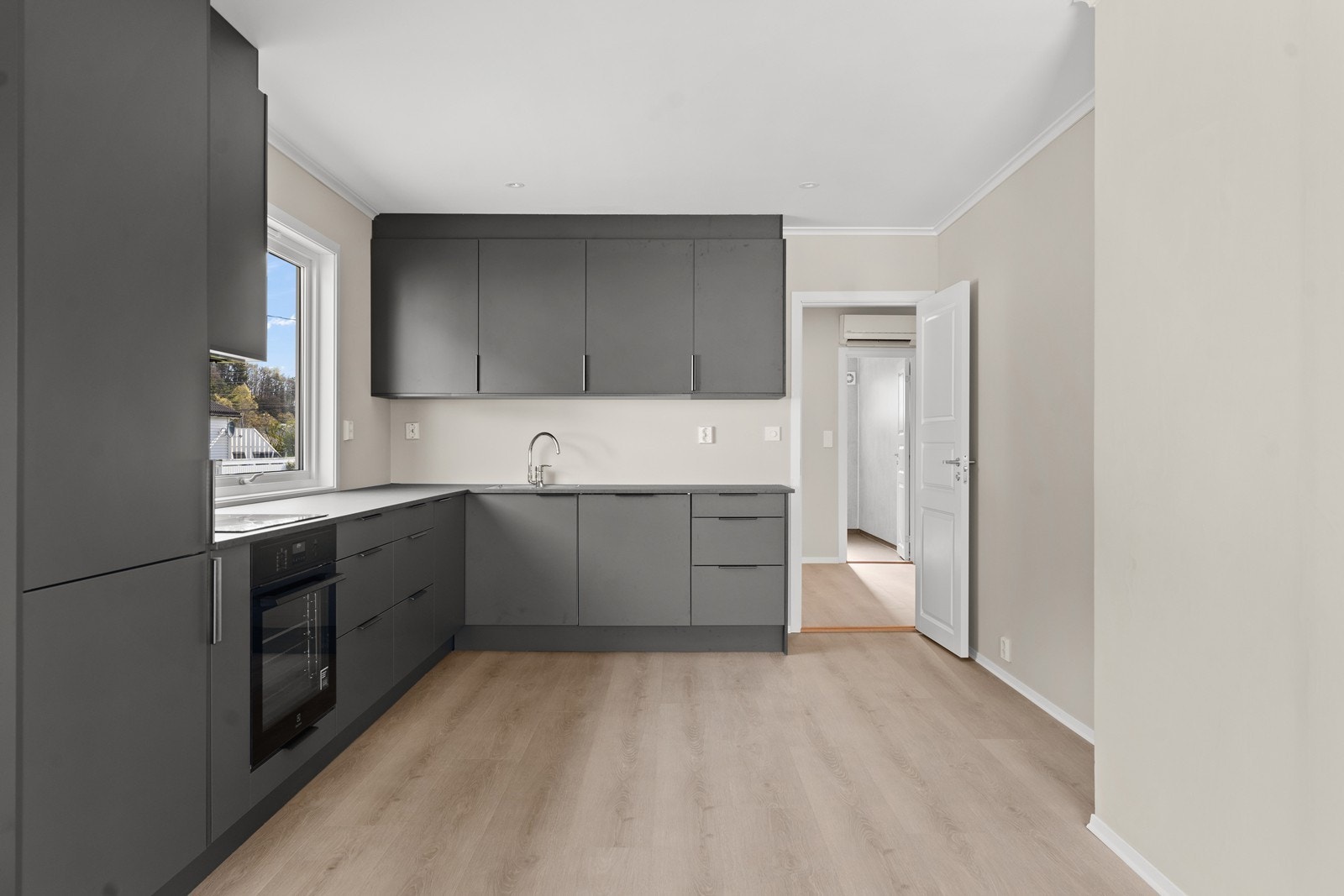 God skap -og benkeplass. Kjøkkenet er helt nytt og er ikke tatt i bruk. Galleribilde