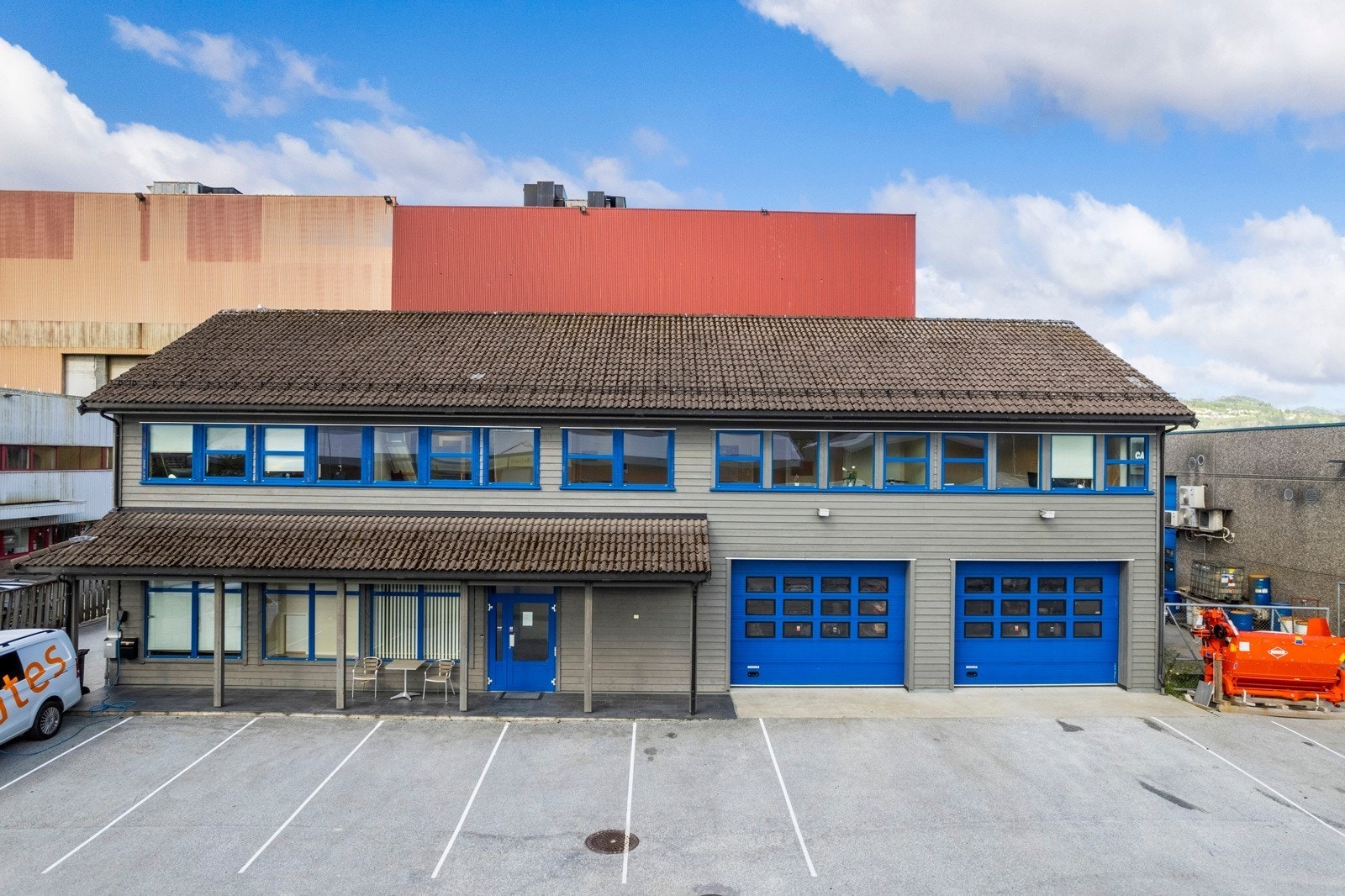 Eit praktisk bygg som inneheld både kontor , lager m.m Galleribilde