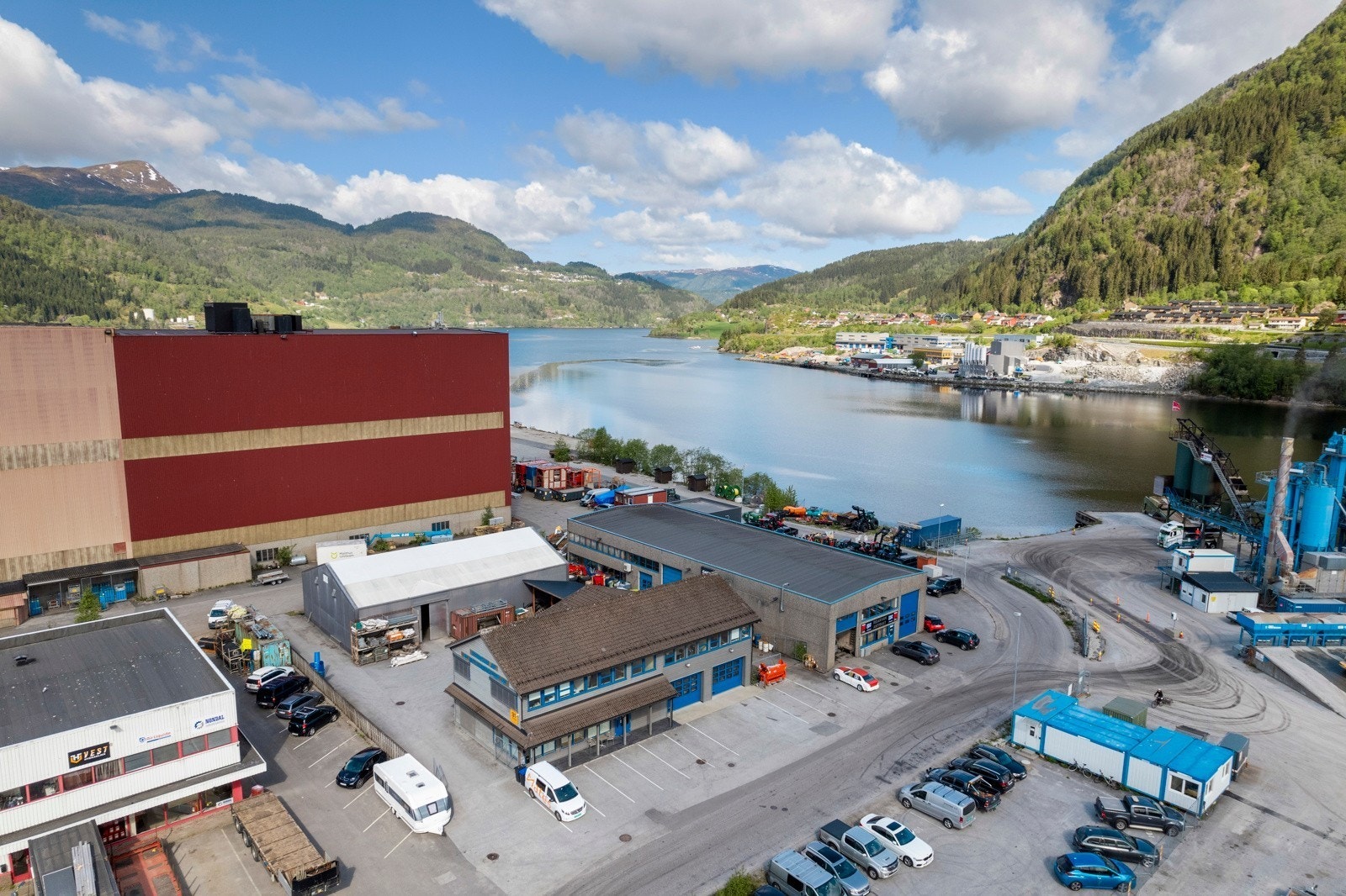 God parkering framfor inngang Galleribilde