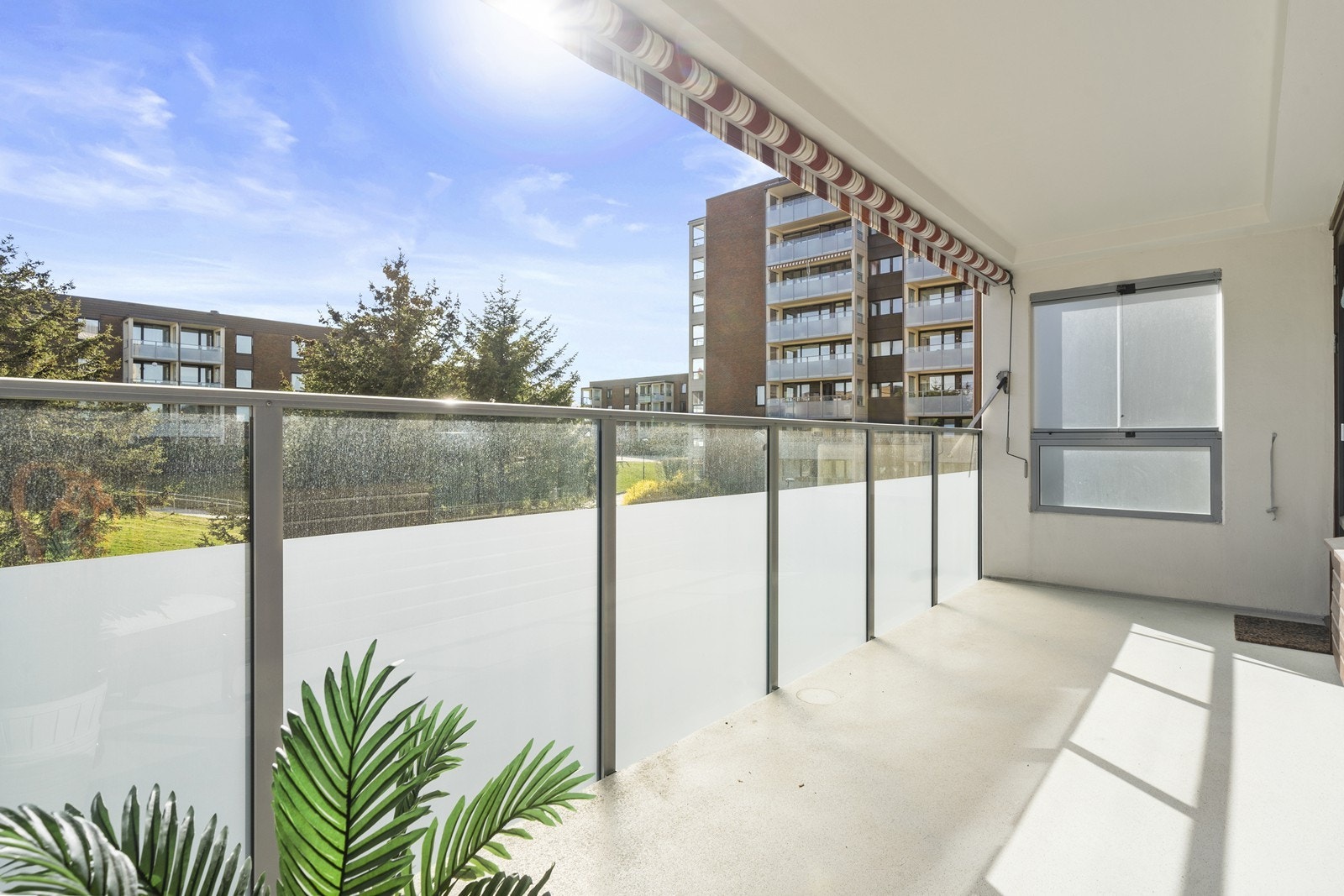 Fra stuen er det utgang til 12 m² balkong. Galleribilde