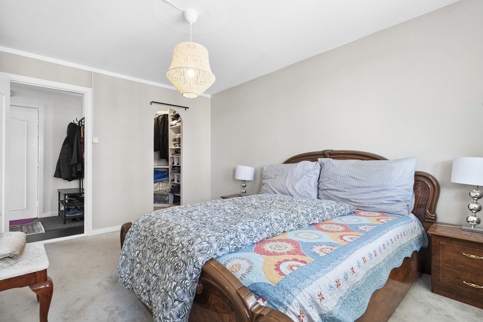 Dette soverommet har tilgang til egen walk-in-garderobe. Galleribilde