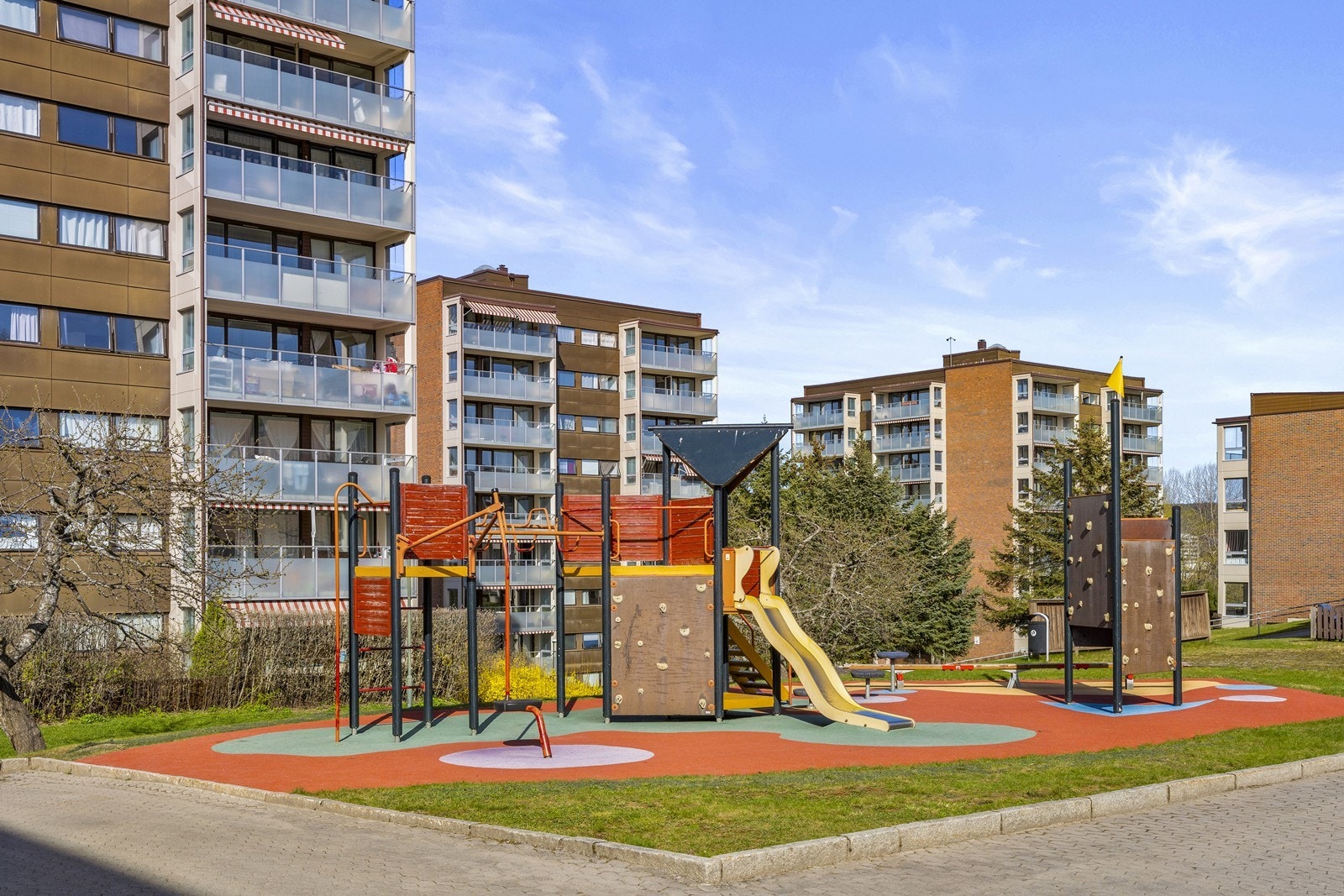 Hyggelig lekeplass for barna like ved blokkene. Galleribilde